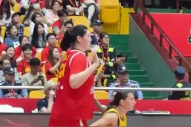 防不住！根本防不住！ 中国女篮小将济南赛场首秀，身高2米26的她与防守队员对比悬殊。