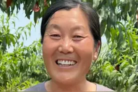 6月8日，山东临沂，“沂蒙二姐”吕玉霞在田间答高考作文题，你觉得能打几分？#高考  #高考作文  #沂蒙二姐视频封面