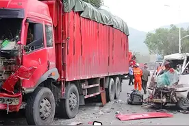 面包车强行变道超车，大货车司机连闯红灯将其撞停 #交通事故 #大货车 #纪实故事 #撞车 #闯红灯