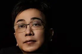 恒大官宣退市，两个关键人物逍遥海外，30万股东血本无归谁来管？#掘金计划2025 #恒大退市 #恒大债务 #经济 #金融监管视频封面