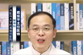 #涨知识 服用#利培酮 以后，一般需要两周左右才能够有明显的效果，4-8周才能够有明显的治疗效果，并且可以控制住妄想的症状，然后还需要继续服用3-6个月才能够让妄想消失并且控制住病情。当病人的病情比较稳定，一定要进行巩固和维持治疗，继续坚持服用利培酮，这样才能够有效的治疗疾病，尤其是防止复发。妄想的症状表现是特别容易复发的一种问题，如果不进行巩固和维持治疗，患者很容易病情反复，妄想症状再次出现。所以一定要长期服用利培酮进行治疗和控制，这样才能够有很好的治疗的效果。当然，如果服用利培酮，已经足量、足疗程，也就是已经服药两个月左右，妄想症状还没有得到控制，那么就有可能说明利培酮对这个病人的#妄想症 的治疗效果不太好，这时就建议这个病人换另外的药物进行治疗。如需使用利培酮，应根据个人病情程度，一定要在医生指导下选择合适的剂量，以免出现不良反应。#dou来说健康