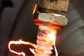 火花塞碎片为什么可以砸开车窗玻璃呢！ #解压视频 #科普 #火花塞小知识 #全球不知道 #好奇害死猫