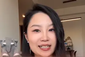 女乘客穿吊带裙乘坐高铁收到提示卡“如遇不法侵犯，请联系工作人员！”当事人回应：不冒犯不评判，安全感满满！（素材来源：@胡图图的快乐指南 ）