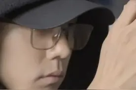 7月25日，网友在上海参观徕卡百年摄影展，惊喜发现四幅肖战的摄影作品参展，他首度以摄影艺术家身份亮相，用镜头定格他眼中的家乡重庆。7月26日，肖战工作室发布最新视频，其中摄影师肖战穿梭在重庆街头，一身黑衣的肖战又酷又专业，见证了四幅参展作品的拍摄过程。#肖战首度以摄影艺术家身份亮相  #肖战摄影作品参展