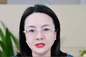 阴道镜碘不着色，证明很严重吗？ 对于做过阴道镜的女性出现碘不着色的情况：

碘不着色的生理基础：正常的宫颈上皮细胞基底层、副基底层、中层细胞以及宫颈上皮的柱状上皮都不含糖原，所以碘遇到这些细胞时会不着色，这是正常的生理现象，并不代表病变严重。
结合醋白试验判断病变：异常病变的细胞糖原含量很少，碘也会不着色。但不能仅依据碘不着色来判断病变严重程度，而是要在醋白试验的基础上进行判断。如果在阴道镜下没有醋白上皮，仅有碘不着色，大概率可判断为正常组织；如果出现醋白上皮的同时伴有碘不着色，则大概率存在病变细胞，可能需要取活检做进一步诊断。#hpv #阴道镜 #抖出健康知识宝藏  #健康无畏自在如她  #她们的精选