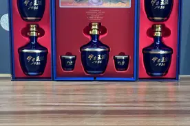 新疆伊力王酒1956珍藏品测评，对比伊力王蓝王及八代五粮液视频封面