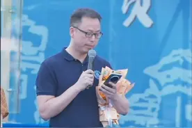 “听说手机放在枕头下会有辐射，那么就把枕头扔了，解决问题的方法是多样的。”“等风来，等花开，一切都是最好的安排！”高三老师的这番寄语有笑有泪，温暖励志！#高三寄语 #成都石室中学 （来源：小浪探校）