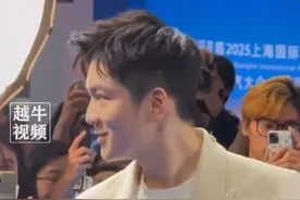 4月23日，#上海 ，樊振东出席凯迪拉克上海发布会，“第一次参加车展，感觉外面气氛很热烈”，现场有观众说“广东第一帅”，小胖害羞了#樊振东 #世界冠军