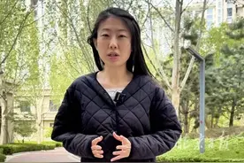 体重不足百斤记者体验北京大风 ：勉强能站住，长发已凌乱 #体重不足百斤记者体验北京大风 #北京大风视频封面