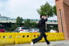 地铁高架附近是风筝#禁飞区  ！ 风筝、#无人机 等物品一旦挂落地铁接触网或其他设备设施，很容易引起线路短路，从而造成#地铁晚点  。（张金晶 唐庆）@武汉地铁运营