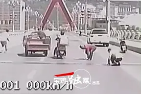 蟠龙桥上大量现金随风飘 宝鸡公交司机 民警和路人上演“爱心接力#宝鸡 #暖心视频封面