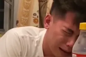 因为和女友分手，男生在饭桌上终于忍不住痛哭…网友：他一定是个深情的人视频封面