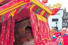 “五一”第一批游客已经“杀拢”边城景区耍起来了！#重庆 #旅游推荐官  #五一第一天 #五一  #洪安边城