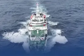 南部战区发声！ 南部战区海军新闻发言人赵志伟海军大校表示，4月20日，菲律宾36号护卫艇未经中国政府批准，非法侵入中国黄岩岛领海，中国人民解放军南部战区海军组织兵力依法跟踪监视、警告驱离。菲方行为严重侵犯中方主权，严重违反中国法律和国际法相关规定。我们正告菲方立即停止侵权挑衅，否则由此产生的一切后果由菲方承担。战区部队时刻保持高度戒备，坚决捍卫国家主权安全，坚决维护南海地区和平稳定。#南部战区发声 （南部战区）视频封面