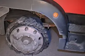 卡友高速上前轮扎钉漏气，为了安全只能撵废轮胎降速 #修理工的日常 #卡友 #第一视角 #解压 #男人减速带