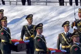 沈阳将以最高礼仪 迎接43位英雄回家 届时骑警车队开道 车辆不能从烈士遗骸上方驶过#烈士回家 #抗美援朝 #最高礼仪 （来源：@青豆新闻 ）视频封面