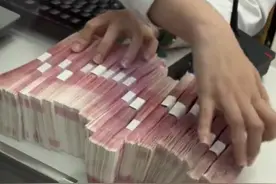 6月6日（报道）大额存单利率跨入“1时代”，多家银行已停售5年期存款产品，储户称20万存3年利息少了两千！#大象主播说 @大象新闻主持人刘琳视频封面