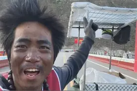 #小伙从湖北徒步到西藏容貌大变 ，200多天时间从90后变60后，路人直呼“大爷”。里奇：那是徒步累成这样的！人生的路有很多条，无愧于选择就好，每条路都有不一样的风景。视频封面