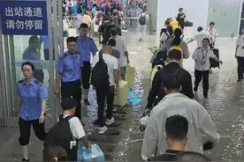 7月3日，#四川成都遭遇大暴雨 ，多地积水没过膝盖，市民们淌水回家。成都东站部分区域变成“水帘洞”，乘客踩着沙包进出站，工作人员及时清理积水淤泥、疏导人群。视频封面