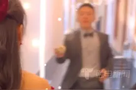 见你的时候永远都要跑着去！11日，河南许昌，婚礼结束晚，新郎怕新娘饿，气喘吁吁带着一个包子跑向她，网友：不愿让你挨饿，更不愿让你等#暖心 #婚礼 视频封面