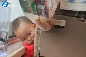 1月4日，湖北武汉，女生高铁上给前座萌娃零食，萌娃把自己奶瓶给了她，“这是萌娃觉得最好的东西了”#萌娃 #高铁 #温暖视频封面