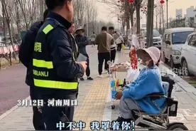 【#城管帮轮椅女孩换地方摆摊  】城管小哥看到轮椅女孩没去人多的爱心摊位摆摊，霸气喊话：我给你推到那儿，我罩着你。（来源：新华每日电讯）视频封面