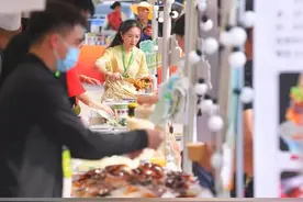 【记者打卡“味到京城”美食节 不出北京吃遍全国】 一大波驻京办美食来了，市民们在家门口就能品尝到更多全国风味啦！6月12日，为期四天的“味到京城”美食节在北京展览馆前广场举办，2025北京国际美食荟活动正式启幕。活动以 “寻味北京 烟火人间”为主题，将持续至9月底。这场美食嘉年华不仅汇聚全球风味与京味精髓，还将美食与文化、旅游、影视、运动等多场景深度融合，为市民勾勒出“可吃、可看、可玩、可分享”的京城夏日图鉴，助力北京国际美食之都建设与国际消费中心城市打造。（北京青年报记者/李佳 付丁）#驻京办美食大集合来了  #有一种生活叫北京 #寻味美食之都 #北京范儿