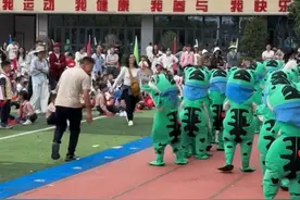 小学运动会孩子们扮蛙偶跳舞，一只社牛“小青蛙”逗笑全场家长，网友：每个班里总有一两个“显眼包”#活力校园 #显眼包 #好一只社牛的小青蛙视频封面