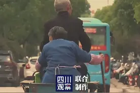 #被歌词我想你了戳到了  想念是在童年青石巷里摇晃的脚印，想念是家人早早备下的饭菜，想念是又去了你最爱逛的公园......明明是一首很暖的歌我怎么听哭了？#听完海来阿木唱的歌想家了 #抖音花朝会2025 #只要我记得你就没走远