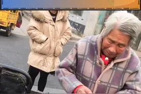 12月10日，河北邢台。老人骑三轮剐蹭汽车，掏出钱包里最大的两张赔偿。#关爱老人 #老人 #市井生活 