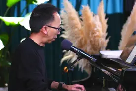 不知不觉中，我们都成了那无根的浮萍 #把根留住 #钢琴弹唱 #经典老歌 #怀旧 #童安格