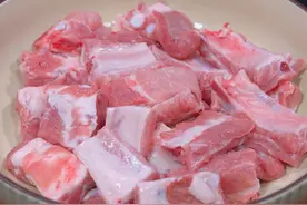 炖排骨记住不要焯水和直接下锅炒，教你小技巧，鲜嫩多汁不腥不柴