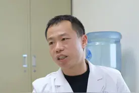 上下楼膝盖疼，看完病各自生气 #李医生不看这种膝盖疼 #膝关节疼痛 #关节医生李辉 #抖出健康知识宝藏视频封面