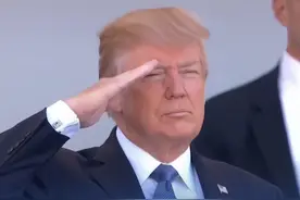 美国将于特朗普79岁生日当天阅兵，庆祝陆军成立250周年 当地时间5月2日，白宫表示，美国将于6月14日举行阅兵式。美国白宫副新闻秘书安娜·凯利在社交媒体平台上表示，为了庆祝6月14日美国陆军成立250周年，美国总统特朗普将举行阅兵式向美国退伍军人、现役军人和军事历史致敬。据美联社5月1日报道，美国陆军计划在今年6月14日特朗普总统生日当天举行阅兵式。详细计划显示，将有超过6600名士兵、至少150辆车辆、50架直升机、7支乐队以及可能数千名平民参加。报道称，美国陆军成立250周年纪念日（6月14日）正好与特朗普79岁生日是同一天。#美国将于特朗普79岁生日当天阅兵（央视新闻）