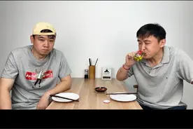 每一杯都带有一整根长白山4-5年的人参， 又加了枸杞， 还是纯粮食酒泡制的 #礼物推荐好酒推荐 #送礼佳品 #枸杞酒视频封面