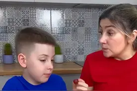 葡萄的另一种吃法，你学会了吗？#老外真会玩 #抖音上的吃货不简单 #脑洞大开 #试吃各种奇葩糖果 #搞笑视频