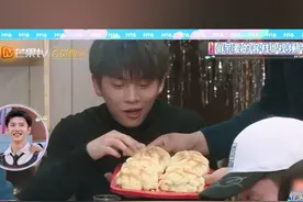 #到底什么时候看到武艺拿面包会不笑  经典重现，@武艺  离不开的话题——拿面包。不管多少人看，不管看多少次都是快乐源泉。不愧是武艺！#以热爱敬中国视频封面