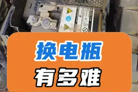 换电瓶 有多难： 主任的#北京奔驰A200L 电瓶又坏了，哎，真没想到拆个#电瓶 比登天还难！#奔驰A200L #北京奔驰 #奔驰A级