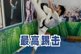 来自印度的Chinmay Sharma从事武术练习已有15年之久，近日，他打破了“最高的无辅助腾空360度旋风踢”吉尼斯纪录，成绩为2.08米，此外他还打破过其他5项武术相关的纪录。#吉尼斯世界纪录 #日常训练 #腿法 #运动表现视频封面