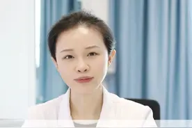 手指，手掌总长透明的水泡，要懒一点才能好的快！这个是典型的#汗疱疹 #瘙痒 #家务 #医学科普 #硬核健康科普行动视频封面