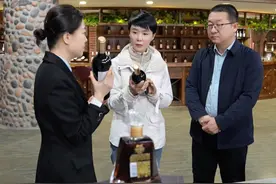 新疆是我国最大的葡萄原酒生产基地，得天独厚的自然环境和地理条件，赋予了葡萄酒浓郁饱满的口感和风味，通过品牌、品质的“双提升”新疆葡萄美酒正在成为国内葡萄酒中的“佼佼者”，并且迅速走上百姓餐桌，走向国际舞台。#新疆葡萄酒 #品味新疆 #贺娇龙视频封面