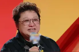 #周震南现场拜师韩红  韩红老师现场高度评价周震南：勇敢、正直、爱音乐的好孩子。更在现场补上温馨拜师礼！#闪光的夏天