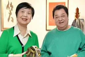 李金斗、张蕴华艺术伉俪家中书房传授曲艺 【名家书房】一位是著名相声表演艺术家，一位是著名单弦表演艺术家——李金斗、张蕴华这对中国曲艺界德高望重的艺术伉俪，把自家客厅书房变成了曲艺课堂，口传心授传统文化。他们的家，既有曲艺传承，也有烟火味道，真情温暖。#李金斗相声 #李金斗 #张蕴华  #李金斗张蕴华艺术伉俪家中书房传授曲艺 #相声