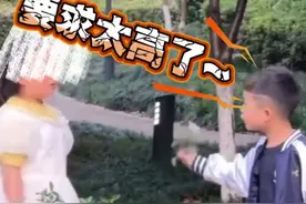 4月26日，江苏。 "小孩哥 帮女孩采摘鲜花，奈何女孩要求太高，他果断 "拒绝 ！ "孩子 
#江苏  #小孩哥  #万万没想到 
（来源：牟视大观）视频封面