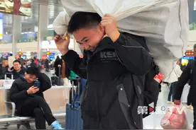 父母去世，小伙说家里只剩下自己一个人，但扛着桶和被子也要回家过年！因为那里有父母的房子，那里才是家！#2025春运视频封面