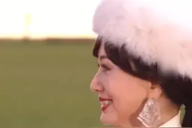 倪萍、赵雅芝携手亮相浪姐成团夜红毯 倪萍喊话赵雅芝参加明年的《乘风2026》
赵雅芝推荐“姑姑”李若彤
下一季阵容有盼头了
#乘风之夜   #乘风2025  #浪姐成团夜红毯直播  #倪萍喊话赵雅芝上浪姐7  
浪姐总决赛前的红毯上，倪萍、赵雅芝惊喜携手亮相！被问及会推荐哪位好友参赛时，倪萍姐直接喊话身旁的@赵雅芝， 她还强势安利了好友@蔡明 和 @徐凡 ，笑称要列一份推荐名单！赵雅芝则推荐了她的“姑姑”@李若彤 来《乘风2026》。下一季阵容有盼头了！@芒果TV视频封面