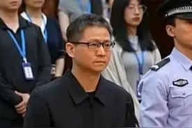 有期徒刑7年！南方电网原党组成员龙飞受贿案一审宣判 经审理查明：2000年至2023年，被告人龙飞利用担任中国航天机电集团公司办公厅总经理办公室秘书，中国航天科工集团公司办公厅副主任、主任，中国长江三峡集团公司党组成员、纪检组组长，中国南方电网有限责任公司党组成员、纪检监察组组长等职务上的便利以及职权、地位形成的便利条件，为相关单位和个人在企业经营、项目承揽等事项上提供帮助，非法收受财物共计折合人民币613万余元。视频封面