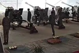 印军为独立日排练礼炮，士兵高抬腿跑步装填炮弹