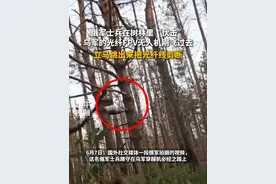 俄军士兵在树林里“伏击”，乌军的光纤FPV无人机刚飞过去，立马跳出来把光纤线剪断#没想到吧我也没想到 #俄乌冲突 #军事