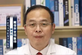 #涨知识 双相障碍又称双相情感障碍，包括躁狂相和抑郁相。临床治疗双相情感障碍的过程中，有些精神科医生推荐选择喹硫平的原因，是该药物具有较强的控制兴奋作用，可以控制患者的精神病性症状。具体分析如下：
1、具有较强的控制兴奋作用：能够有效控制躁狂患者的兴奋症状，临床疗效与其他抗精神病药物相当，如奥氮平等。但优势在于副作用少于其他药物，一般不会引起体重增加或肥胖，也很少导致代谢综合征；
2、控制精神病性症状：无论是双相障碍躁狂相还是抑郁相，有些患者可能会合并有某些精神病性症状。精神科医生之所以选择喹硫平治疗，是因为喹硫平不但在治疗剂量内可以有效控制患者的精神病性症状，而且很少出现其他传统抗精神病药物或新型抗精神病药物的副反应，如锥体外系反应等，患者有较好的治疗依从性和耐受性；
3、其他原因：小剂量应用喹硫平具有较好的改善睡眠作用，双相障碍患者多数存在睡眠问题，例如入睡困难。但如果应用喹硫平治疗，因其具有镇静和改善睡眠的作用，故可替代苯二氮卓类药物，不但可以改善患者的睡眠质量，还能够有效防止患者出现药物成瘾等情况。温馨提示，使用药物一定要在医生的指导下规范使用，用药期间如果出现其他异常情况时，一定要在医生的指导下调整药物的剂量或者是停止应用该药物。#开启硬核医学科普时代 @创作灵感小助手视频封面